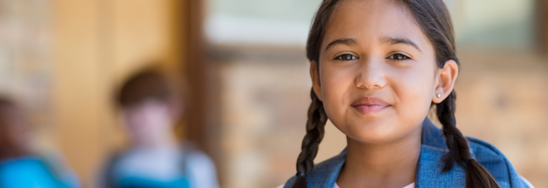 قتاه صغيرة بالزي المدرسي والحقيبة الزرقاء