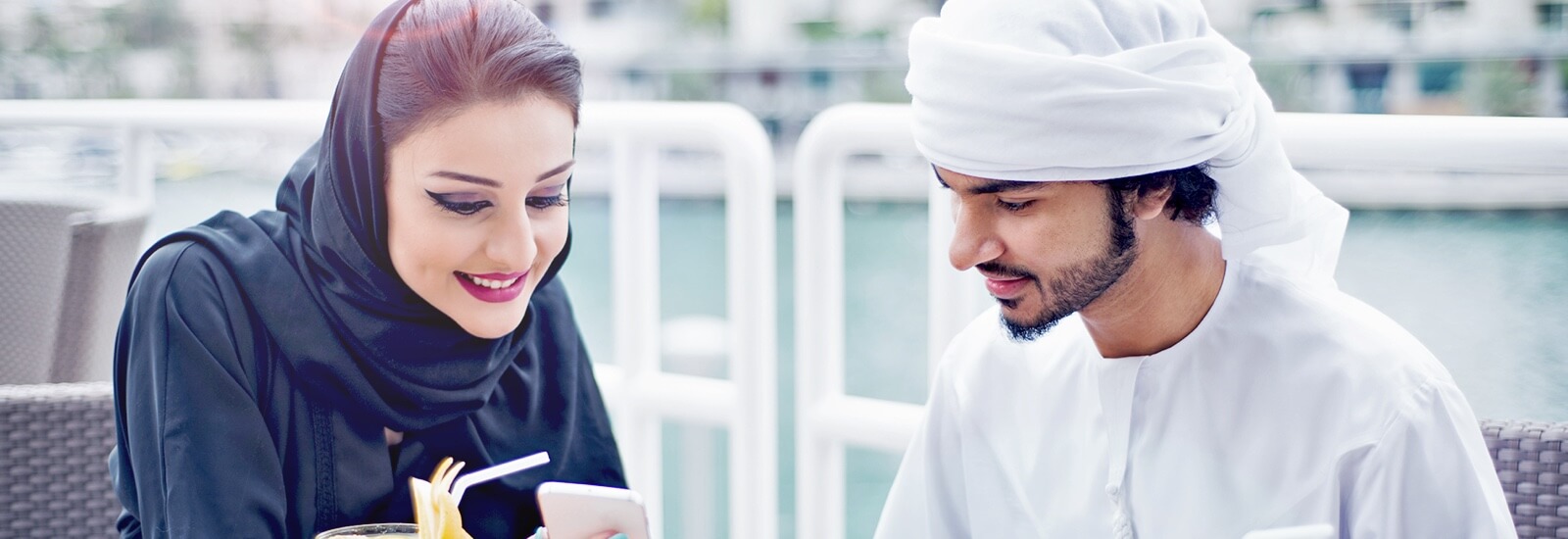 سيدة تعرض بعض الاشياء على هاتفها