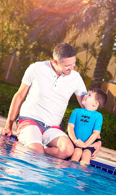 اب وابنه على احد حمامات السباحة في ليان